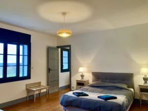 Chambre avec vue sur les vignes dans une maison du Gers