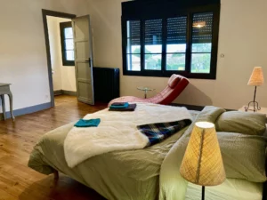 Chambre double lumineuse dans un gîte du Gers