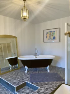 Gîte dans le Gers avec salle de bain spacieuse et décor authentique