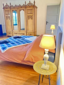 Intérieur chaleureux d’une location saisonnière dans le Gers