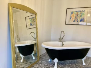 Salle de bains lumineuse dans une maison de vacances gersoise