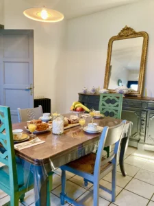 Intérieur maison de location Gers salon lumineux style campagne